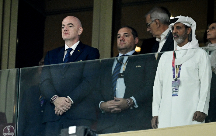 FIFA 잔니 인판티노 회장(사진 맨 왼쪽)과 QFA 하마드 빈 칼리파 알 타니 회장. 연합뉴스