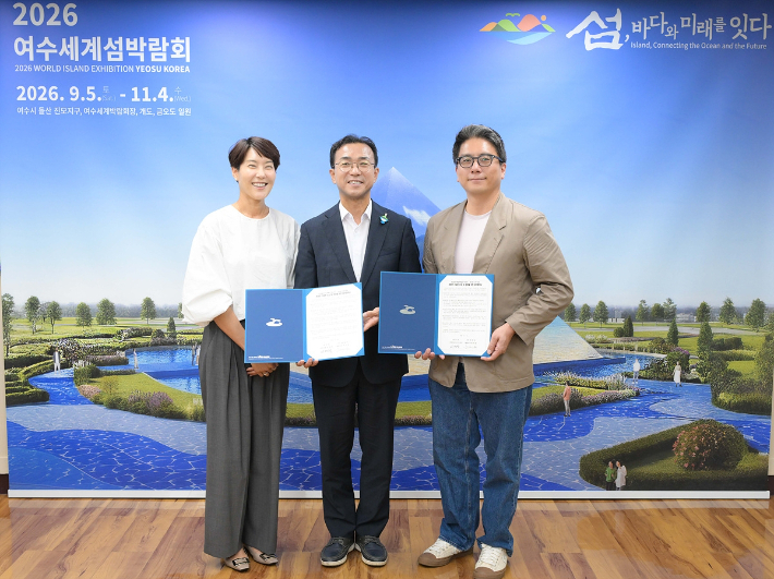 왼쪽부터 허영만 화백의 딸 허보리 이사, 서영학 시장, 허 화백 아들 허석균 ㈜허영만 대표. 여수시 제공 
