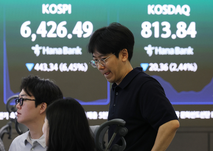 19일 서울 중구 하나은행 본점 딜링룸에 코스피, 코스닥이 표시돼 있다. 연합뉴스
