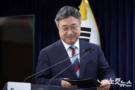 브리핑 준비하는 윤호중 장관