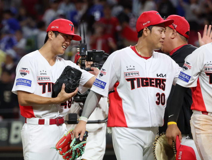 지난 11일 광주기아챔피언스필드에서 열린 프로야구 삼성 라이온즈와 KIA 타이거즈의 경기. KIA 이의리가 세이브를 기록한 뒤 이범호 감독의 환영을 받고 있다. 연합뉴스