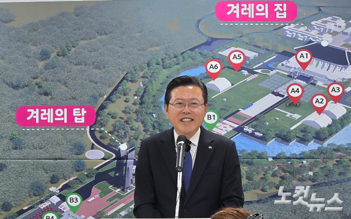 장기수 천안시장이 19일 천안시청 브리핑실에서 2026 천안 K-컬처 박람회에 대해 설명하고 있다. 인상준 기자