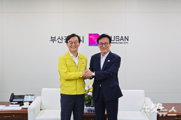 전재수 부산시장이 김민석 더불어민주당 대표를 접견했다. 김 대표는 광역단체장 중 처음으로 전 시장을 만났다. 송호재 기자