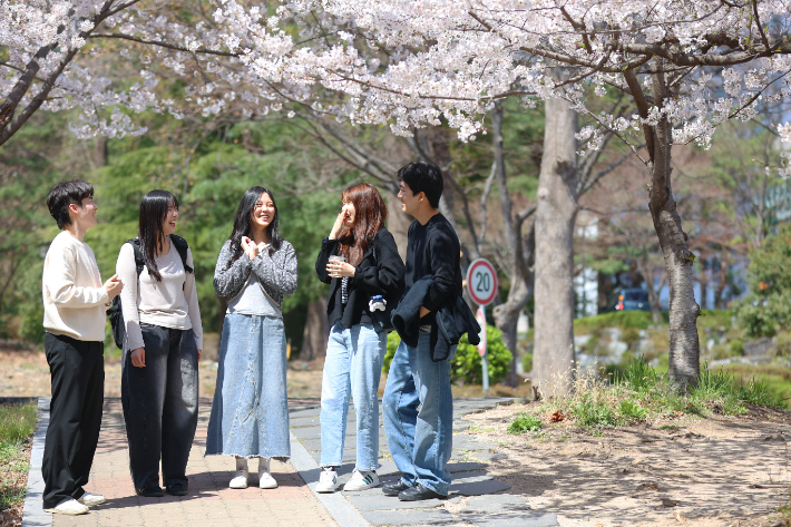 울산대학교 학생들이 캠퍼스에서 이야기를 나누고 있다. 울산대 제공