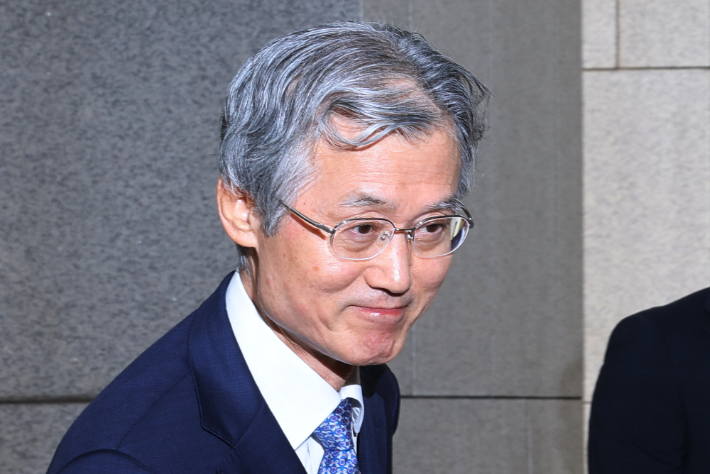 조희대 대법원장이 19일 서울 서초구 대법원으로 출근하고 있다. 조 대법원장은 지난 18일 노태악 전 대법관과 이흥구 대법관 후임으로 손봉기 대구지방법원 부장판사와 김성수 서울고등법원 부장판사를 이재명 대통령에게 임명 제청했다. 연합뉴스