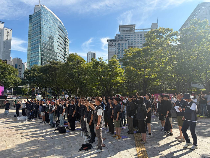 리노공업 노조가 부산시청 앞에서 집회를 하고 있다. 금속노조 부산양산지부 리노공업지회 제공