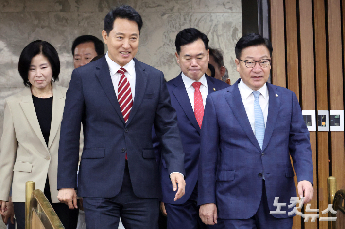 국민의힘 정점식 원내대표와 오세훈 서울시장이 14일 서울 여의도 국회에서 열린 원내대책회의에 참석하고 있다. 윤창원 기자