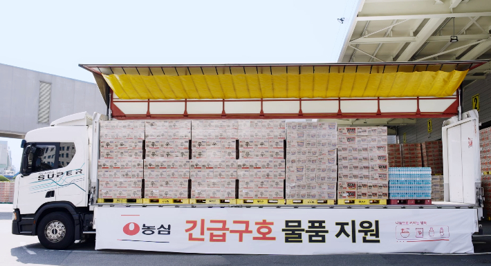 농심이 이머전시 푸드팩 사업으로 재난지역에 구호품을 지원하고 있는 모습. 농심 제공