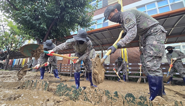수해 복구 지원에 나선 39사단. 연합뉴스