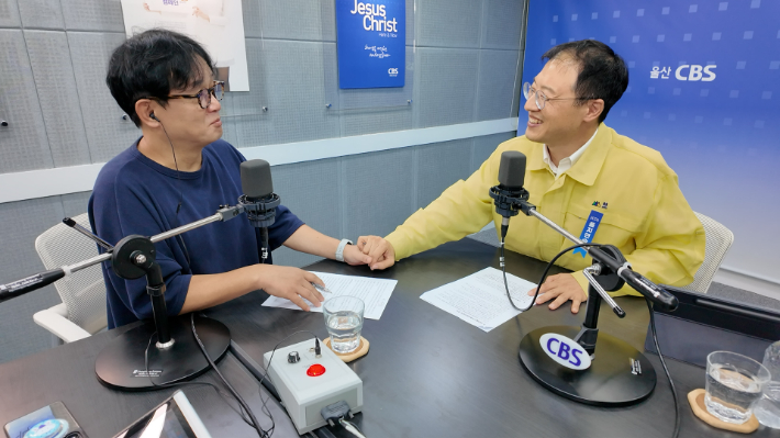 사진 왼쪽부터 전선민 앵커와 김상욱 울산시장. 유튜브 '전선민의 1시 앞담화' 캡처