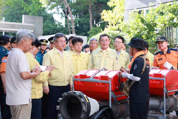 강석주 통영시장, 윤호중 행정안전부 장관 만나 특별재난지역 선포 건의. 통영시청 제공 