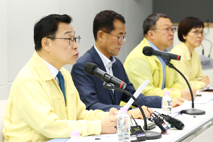 대한민국교육감협의회장인 정근식 서울시교육감이 19일 오전 서울 용산구 서울시교육청 브리핑룸에서 열린 교부금 개편 대응 관련 시·도교육감 긴급 간담회에서 발언하고 있다. 연합뉴스