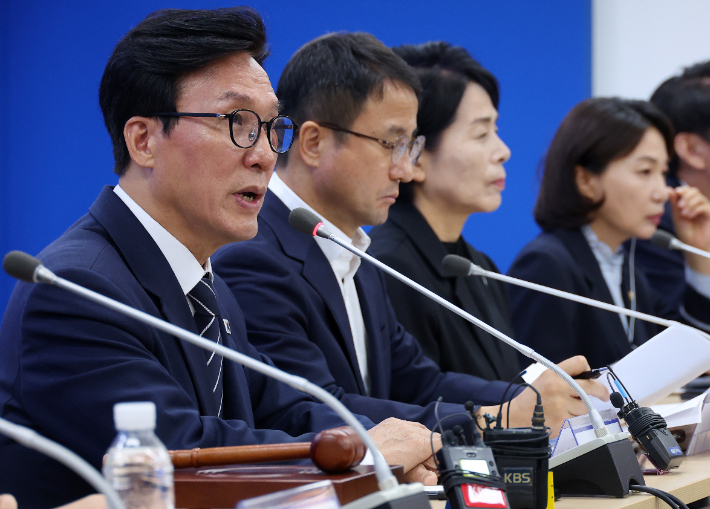 더불어민주당 김민석 대표가 19일 부산 동구 더불어민주당 부산시당에서 열린 부산 최고위원회에서 발언하고 있다. 연합뉴스