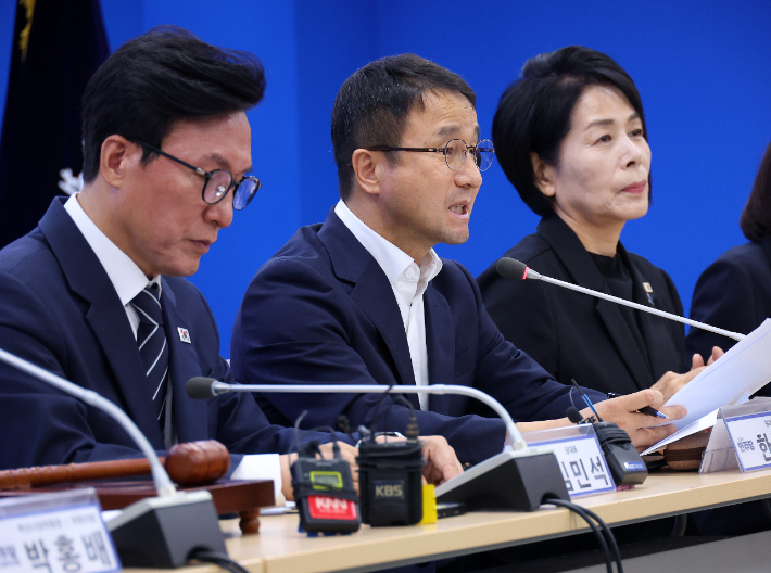 더불어민주당 한병도 원내대표가 19일 부산 동구 더불어민주당 부산시당에서 열린 부산 최고위원회에서 발언하고 있다. 연합뉴스