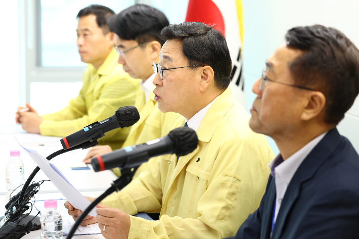 대한민국교육감협의회장인 정근식 서울시교육감이 19일 오전 서울 용산구 서울시교육청 브리핑룸에서 열린 교부금 개편 대응 관련 시·도교육감 긴급 간담회에서 발언하고 있다. 연합뉴스