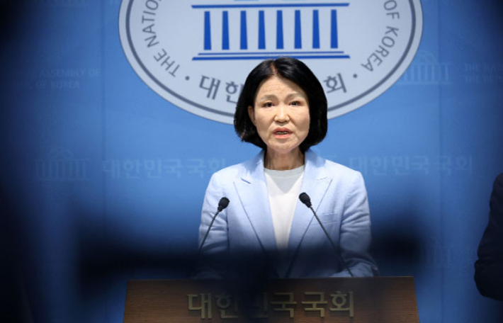 국민의힘 이진숙 의원이 국회 소통관에서 5·18 민주화운동 관련 긴급 기자회견을 하고 있다. 연합뉴스