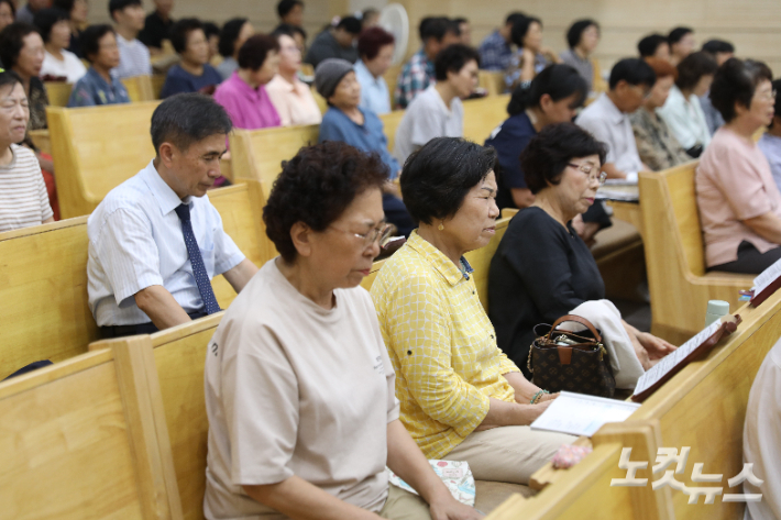 8·15 복음화 대성회에서 참석자들이 나라와 민족, 부안지역 복음화를 위해 기도하고 있다. 최화랑 기자