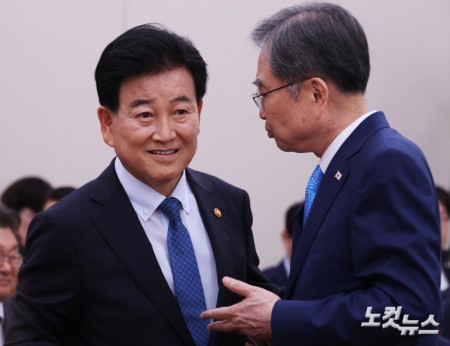 대화하는 정동영 통일부 장관-조현 외교부 장관