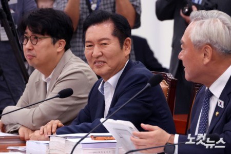 19일 서울 여의도 국회에서 열린 외교통일위원회 전체회의에 더불어민주당 정청래 의원이 참석하고 있다.