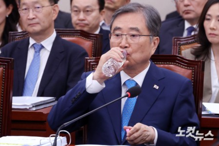 물 마시는 조현 외교부 장관
