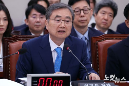 답변하는 조현 외교부 장관