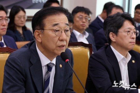 의원 질의에 답변하는 김윤덕 장관