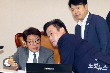 국회 국토위, 대화하는 유의동 위원장-여야 간사