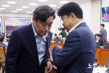 19일 서울 여의도 의원회관에서 열린 국토교통위원회 전체회의에서 여당 간사인 더불어민주당 복기왕 의원과 야당 간사인 국민의힘 정동만 의원(왼쪽)이 대화를 하고 있다.