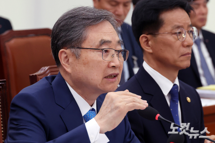 조현 외교부 장관이 19일 서울 여의도 국회에서 열린 외교통일위원회 전체회의에서 질의에 답변을 하고 있다. 윤창원 기자