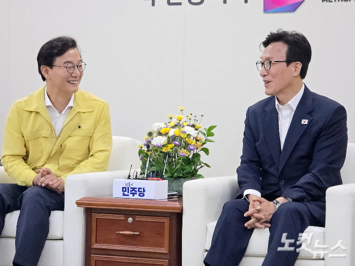 더불어민주당 김민석 신임 당대표가 19일 전재수 부산시장을 만나고 있다. 송호재 기자