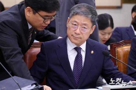 관계자의 보고받는 노경필 법원행정처장