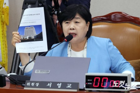 19일 서울 여의도 국회에서 열린 법제사법위원회 전체회의에서 서영교 위원장이 자료를 들어보이며 노경필 법원행정처장에게 질의를 하고 있다.