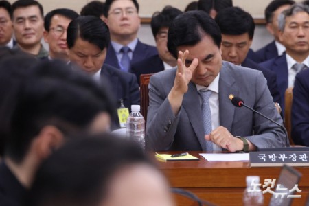 생각에 잠긴 안규백 국방부 장관