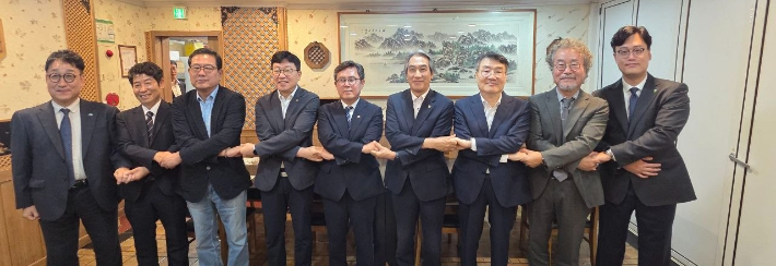 더불어민주당 전남광주통합특별시당 초대 위원장으로 선출된 안도걸 의원이 19일 전남광주 지역 대학 총장들과 간담회를 열고 지역 현안 해결을 위한 협력체계 구축에 나섰다. 민주당 전남광주통합특별시당 제공