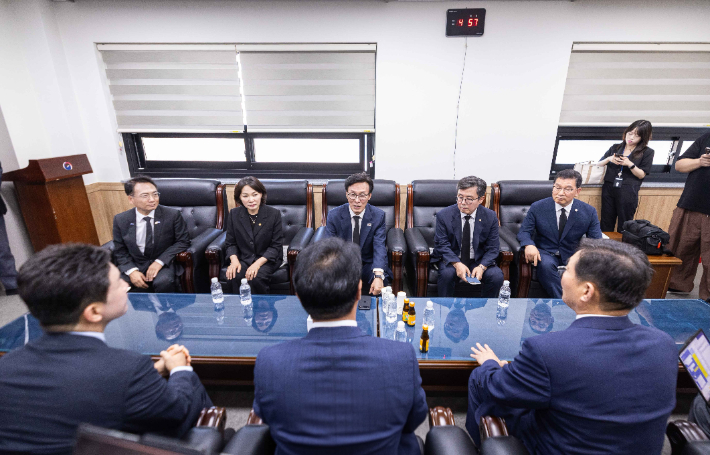 전남광주통합특별시의회 송형곤 의장은 지난 18일 국립5·18민주묘지를 참배하기 위해 전남광주를 찾은 민주당 김민석 대표와 만나 통합특별시의 성공과 지방자치 발전을 위한 중앙당과 지방의회의 협력 방안을 논의했다. 광주특별시의회 제공