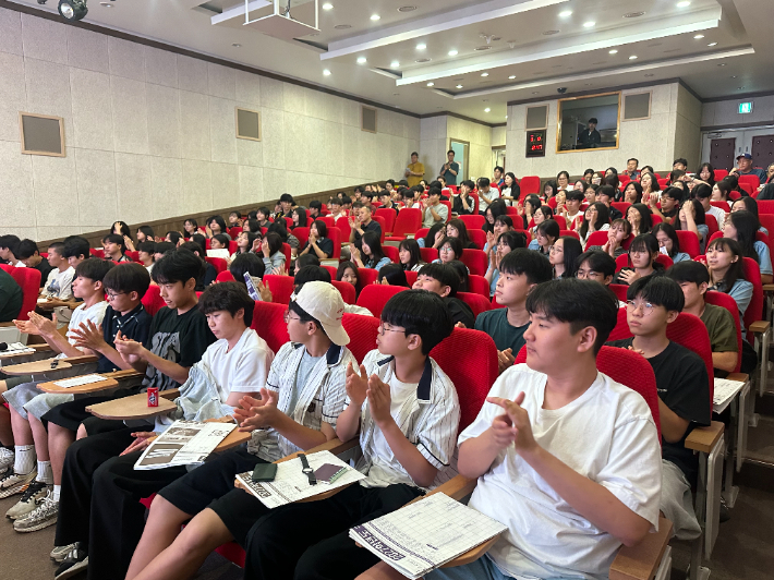 (재)순창군옥천장학회는 지난 18일 순창군 청소년수련관 청소년극장에서 '2028학년도 대학입시 설명회'를 개최했다. 순창군 제공