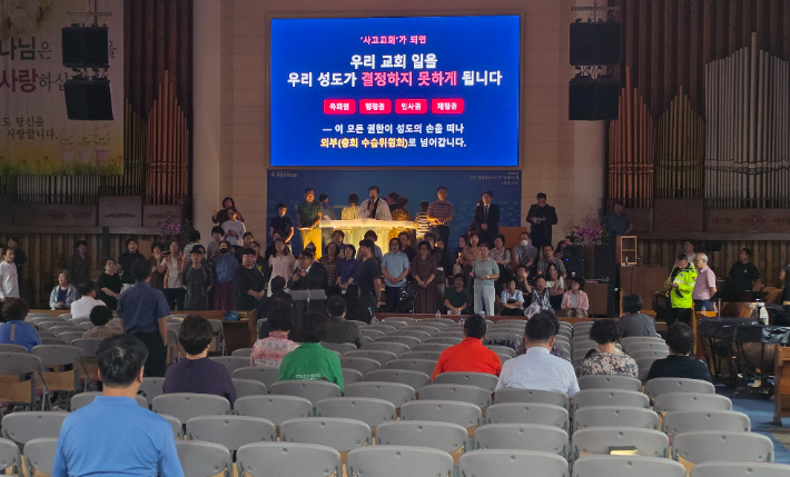 지난 16일, 조명이 꺼진 예배당에서 원로목사측과 당회측에서 각각 주일예배를 드리고 있는 모습. 부산영락교회 성도 제공