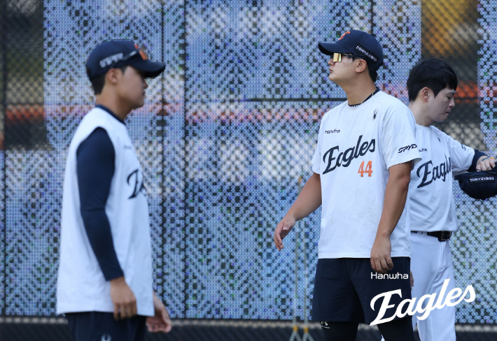 18일 1군에 복귀해 몸을 풀고 있는 김서현(44번)과 정우주(왼쪽). 한화 이글스 
