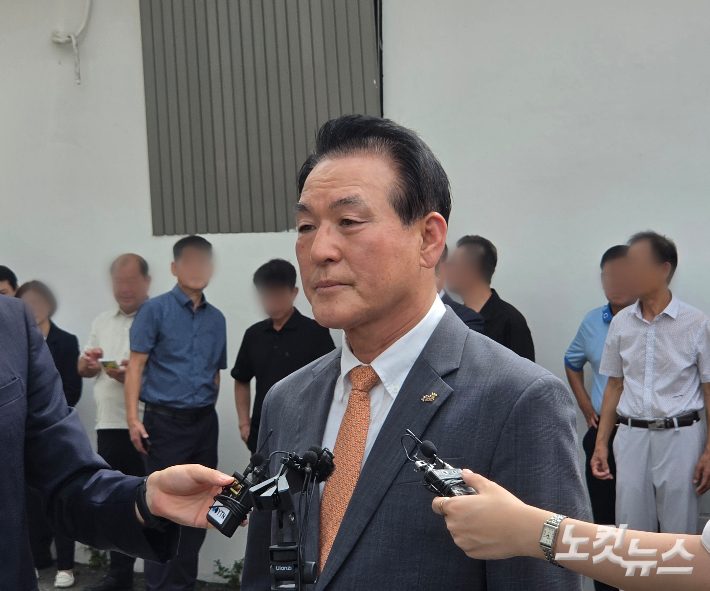 재판을 마친 백 시장이 취재진의 질문에 답하고 있다. 박우경 기자