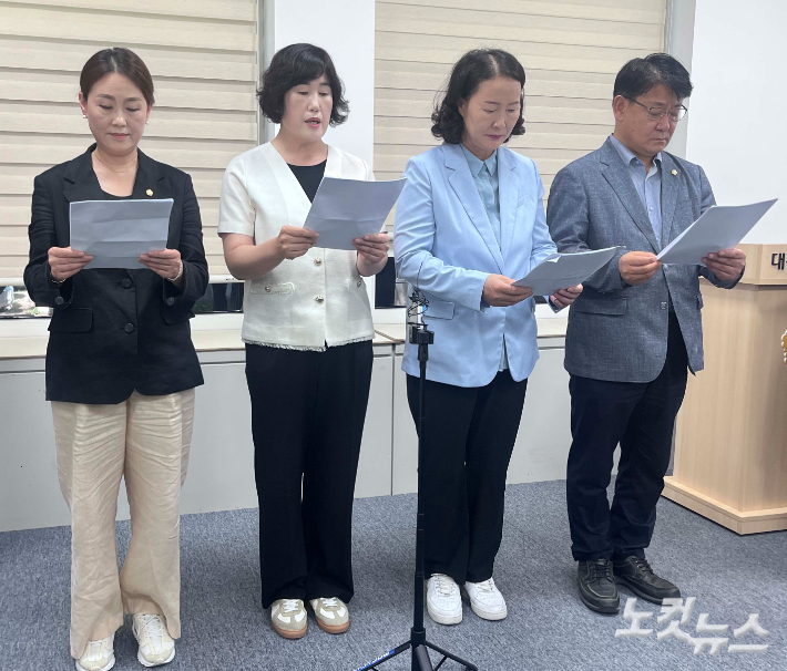 더불어민주당 소속 대덕구의원들이 19일 대전시의회 기자실에서 기자회견을 열고 원구성 파행에 대해 구민들에게 사과했다. 정세영 기자