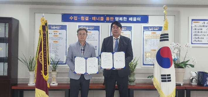 천안상업고등학교 박광래 교장(왼쪽)과 상명대학교 정동화 대학일자리본부장이 협약을 체결한 뒤 기념촬영을 하고 있다. 상명대 제공