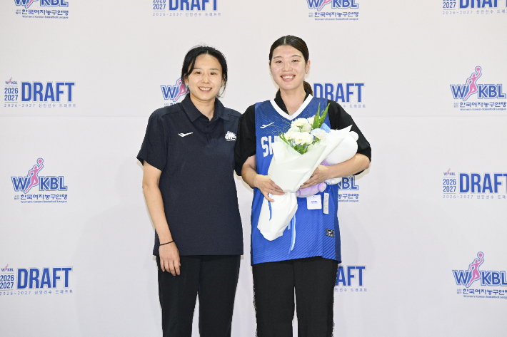 WKBL 신인 드래프트 전체 1순위 가네다 마나와 신한은행 최윤아 감독. WKBL 제공