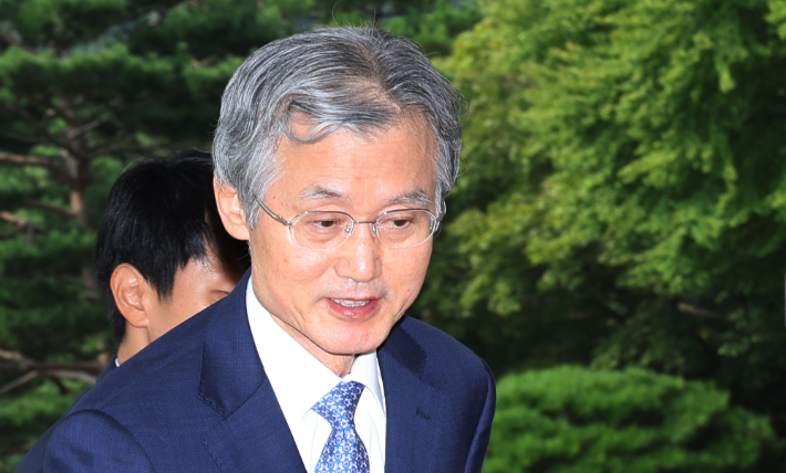 조희대 대법원장이 19일 서울 서초구 대법원으로 출근하고 있다. 조 대법원장은 지난 18일 노태악 전 대법관과 이흥구 대법관 후임으로 손봉기 대구지방법원 부장판사와 김성수 서울고등법원 부장판사를 이재명 대통령에게 임명 제청했다. 연합뉴스