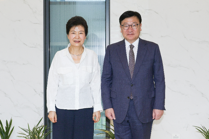 국민의힘 정점식 원내대표가 19일 대구 달성군 박근혜 전 대통령 사저에서 박근혜 전 대통령과 기념 촬영하고 있다. 연합뉴스