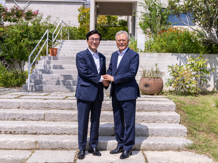 더불어민주당 김민석 대표가 19일 경남 양산시 평산마을 문재인 전 대통령 사저를 방문, 문 전 대통령과 기념 촬영하고 있다. 더불어민주당 제공