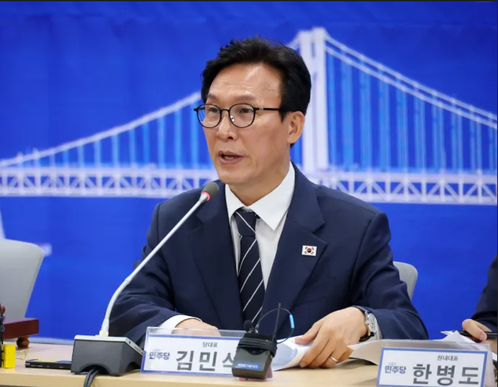 19일 부산을 찾아 최고위원회의에서 발언하고 있는 김민석 총리. 연합뉴스
