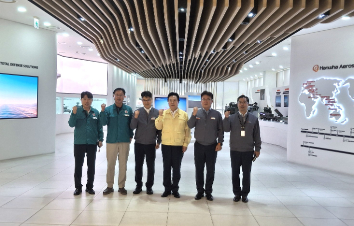 최종옥 성산구청장, 심동섭 미래전략산업국장, 이부환 한화AS 사업총괄, 강기윤 창원시장, 이경훈 한화AS 창원3사업장 사업장장, 홍덕호 한화AS CR실 상무. 창원시 제공 