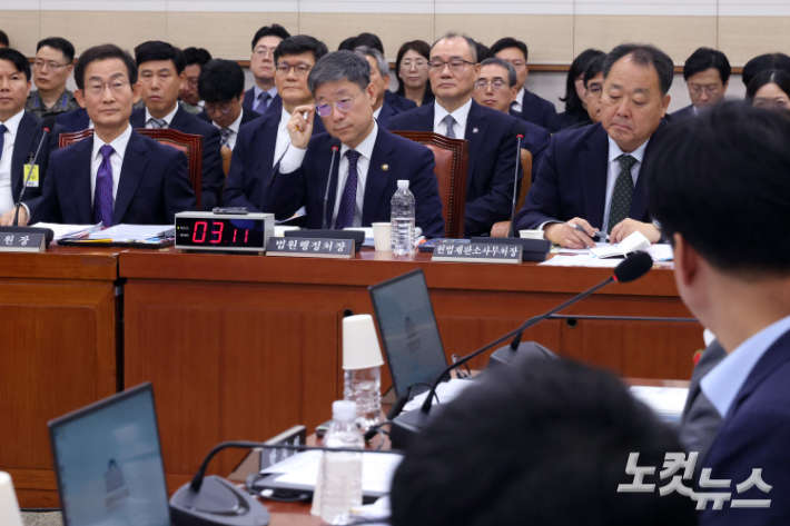 노경필 법원행정처장이 19일 서울 여의도 국회에서 열린 법제사법위원회 전체회의에서 의원 질의를 받고 있다. 윤창원 기자
