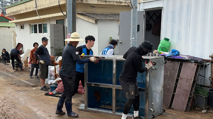 더불어민주당 도의원 수해 복구 지원. 경남도의회 제공 