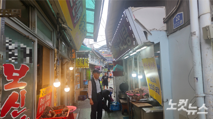 중복인 지난달 25일 점심시간 서울 종로구 신진시장 보신탕골목 전경. 김창훈 수습기자